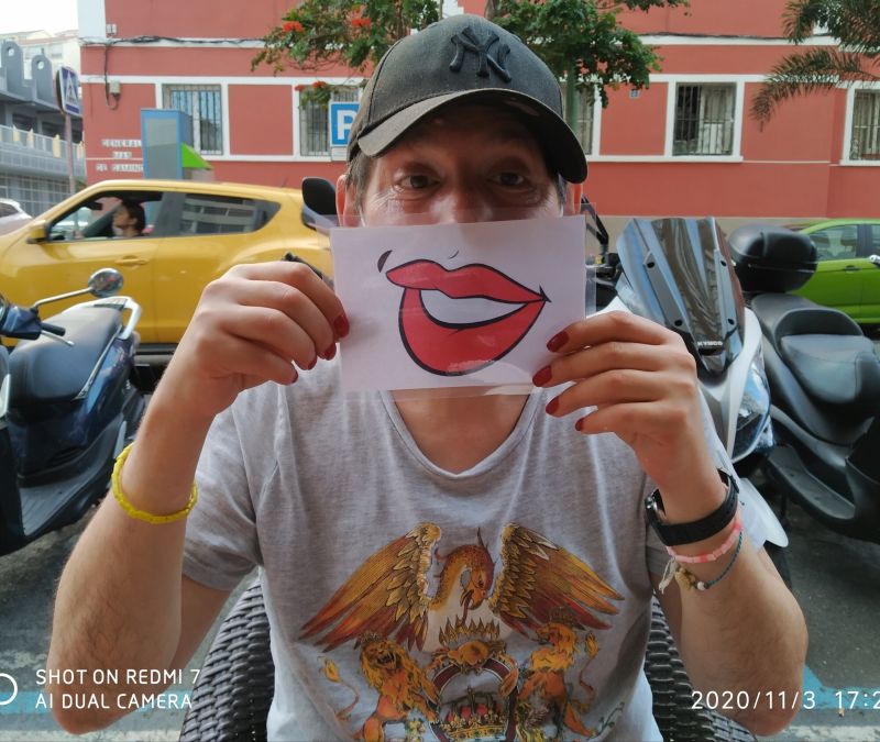 Persona con sonrisa en un papel